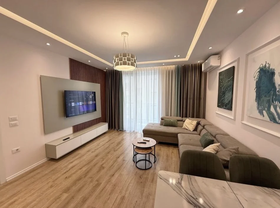 Tirane, jepet me qera apartament 2+1 Kati 5, 115 m² 800 € (Residenca Erli.)