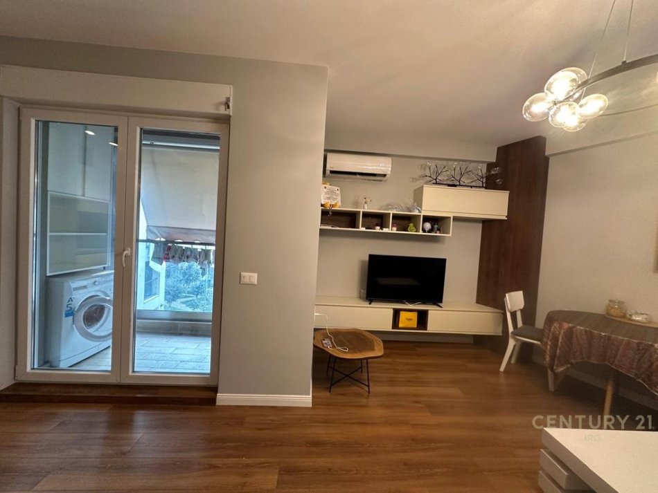 Tirane, jepet me qera apartament 1+1 Kati 2, 65 m² 650 € 