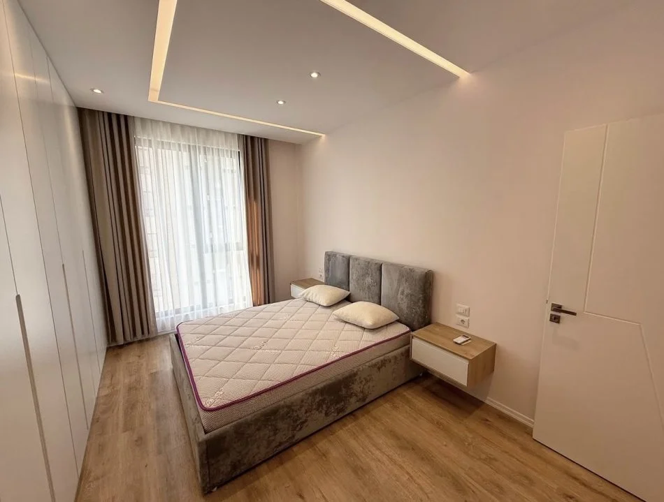 Tirane, jepet me qera apartament 2+1 Kati 5, 115 m² 800 € (Residenca Erli.)