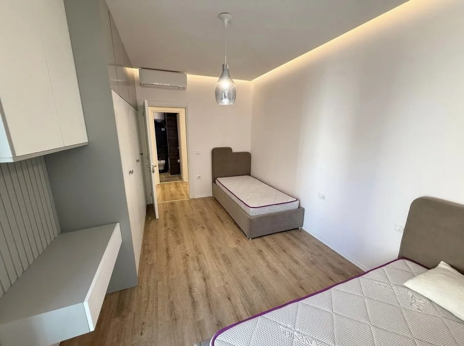 Tirane, jepet me qera apartament 2+1 Kati 5, 115 m² 800 € (Residenca Erli.)