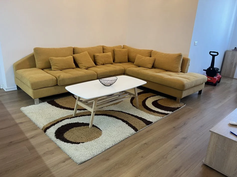 Apartament me qera  2+1+Ballkon ne Yzverisht,Grand Galeri.