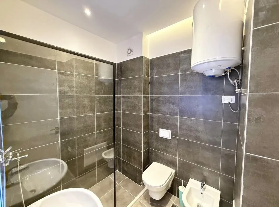 Tirane, jepet me qera apartament 2+1 Kati 5, 115 m² 800 € (Residenca Erli.)