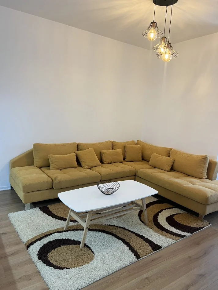 Apartament me qera  2+1+Ballkon ne Yzverisht,Grand Galeri.