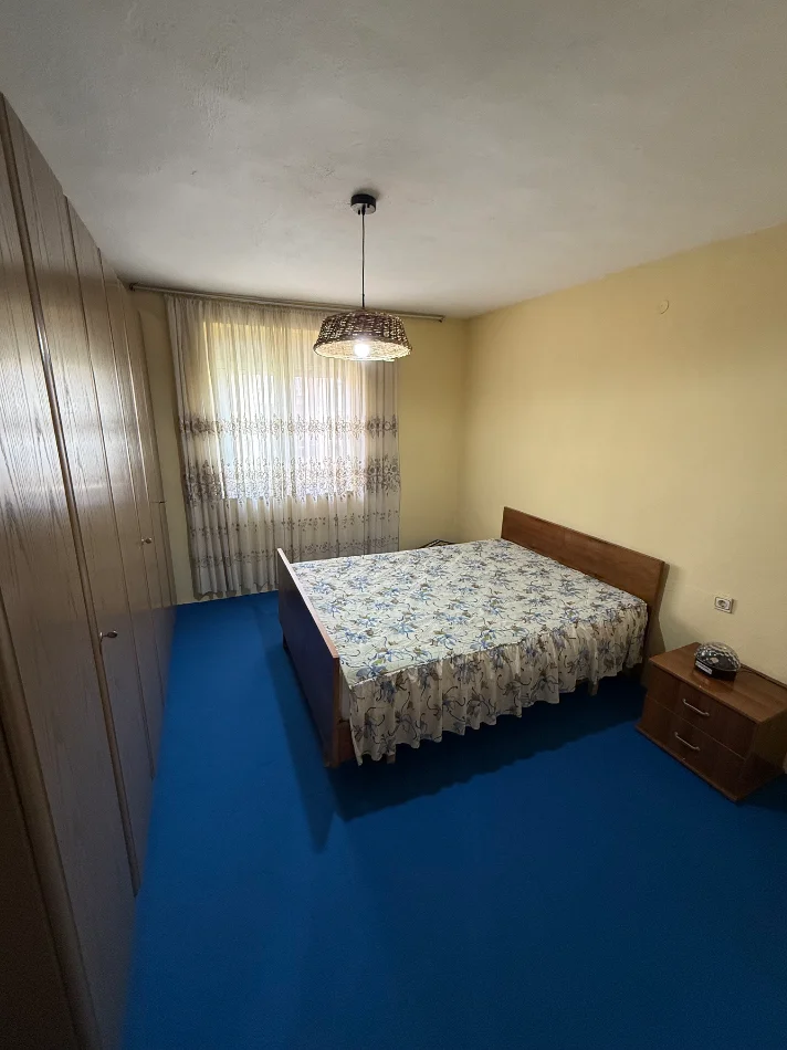 Tirane, jepet me qera apartament 1+1 Kati 4, 60 m² 300 € (Kombinat)