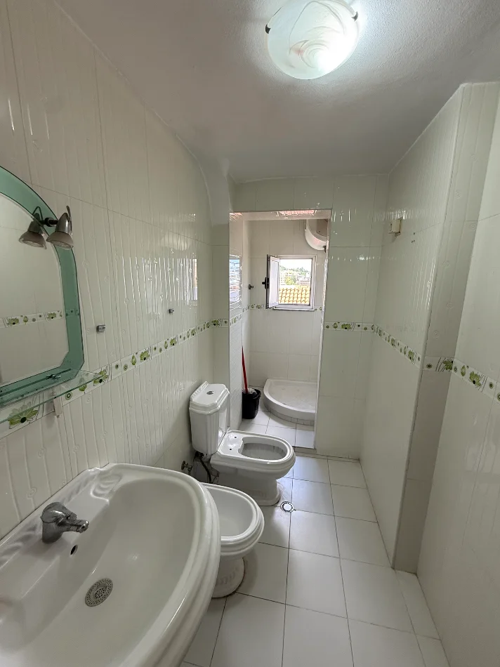 Tirane, jepet me qera apartament 1+1 Kati 4, 60 m² 300 € (Kombinat)