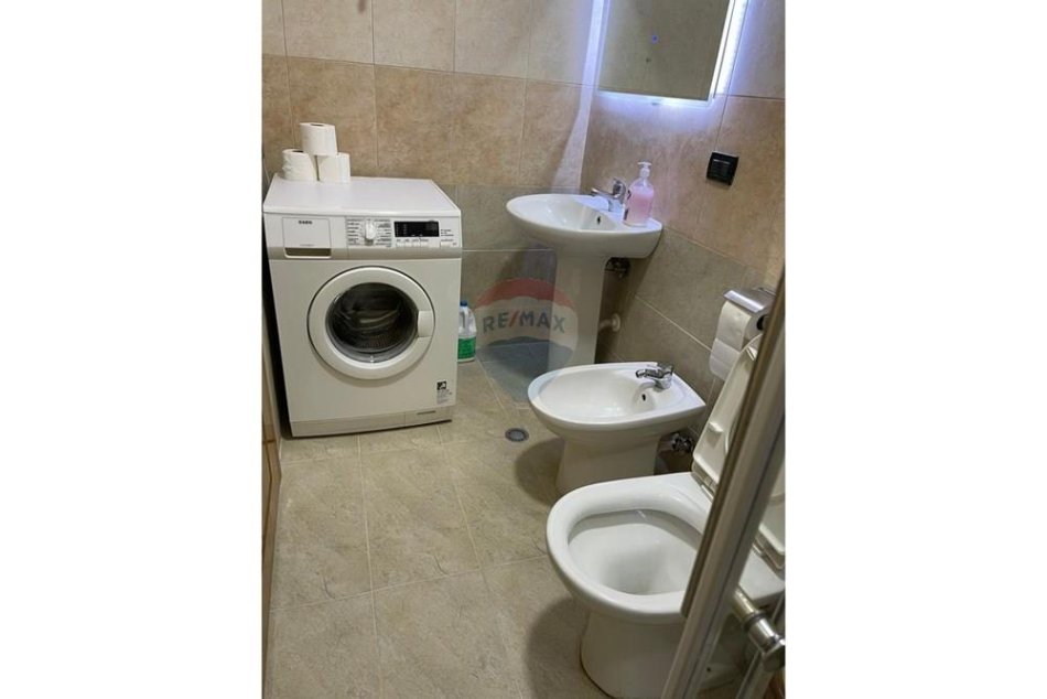 Tirane, jepet me qera apartament 2+1+Ballkon Kati 7, 75 m² 800 € (Rruga Sami Frasheri)
