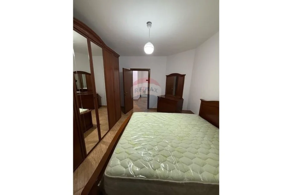 Tirane, jepet me qera 2+1 , 102 m² 700 € (Komuna e Parisit)