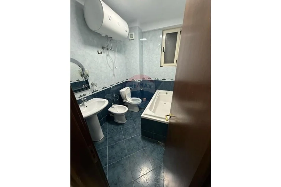 Tirane, jepet me qera 2+1 , 102 m² 700 € (Komuna e Parisit)