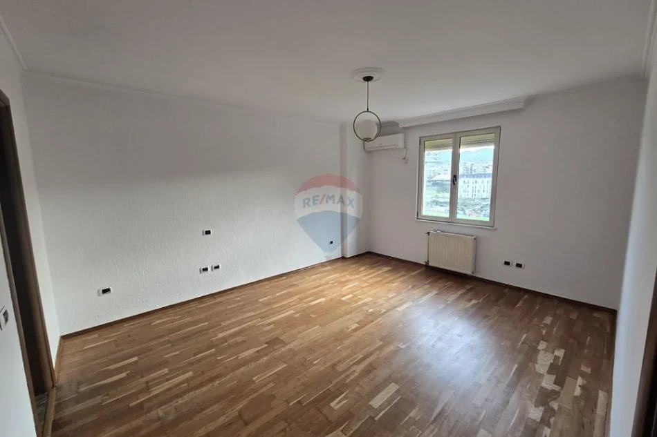 Tirane, jepet me qera 3+1 , 140 m² 1.100 € (Rruga e Kosovareve)