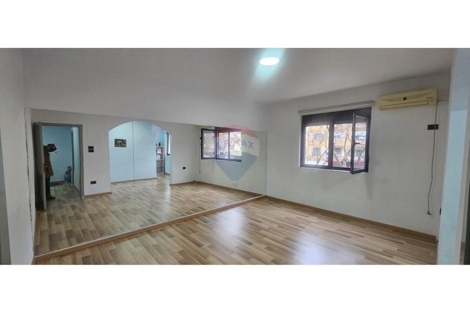 Tirane, jepet me qera zyre , 65 m² 550 € (Ne fillim te rruges Ali Demi)