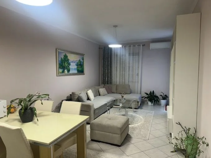 Tirane, jepet me qera apartament 1+1+Ballkon Kati 8, 65 m² 450 € (Ne Astir, prane VILA- L)