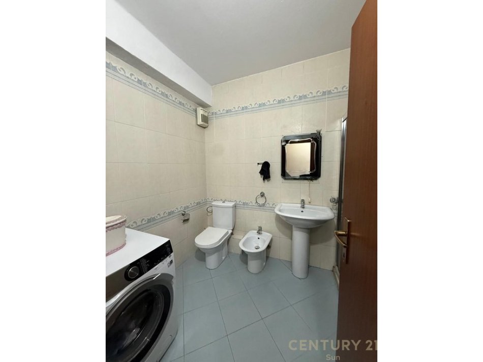 Tirane, jepet me qera apartament 2+1 Kati 8, 110 m² 700 € 