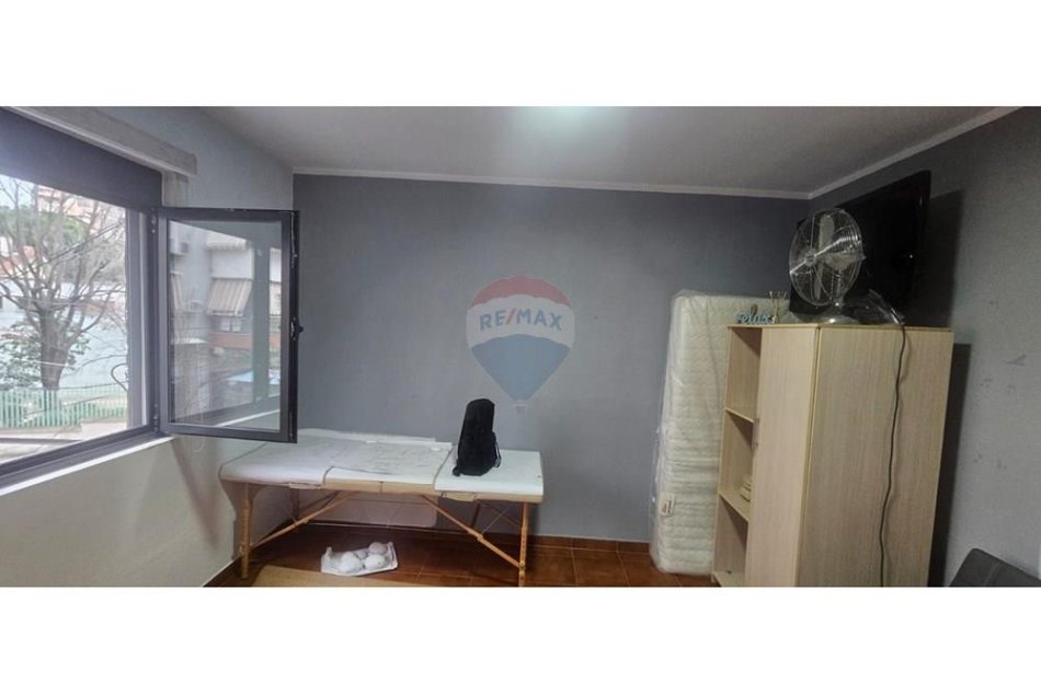 Tirane, jepet me qera zyre , 65 m² 550 € (Ne fillim te rruges Ali Demi)
