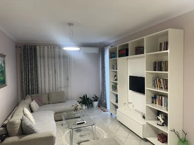 Tirane, jepet me qera apartament 1+1+Ballkon Kati 8, 65 m² 450 € (Rruga Sokrat Miho, prane VILES - L, Astir)