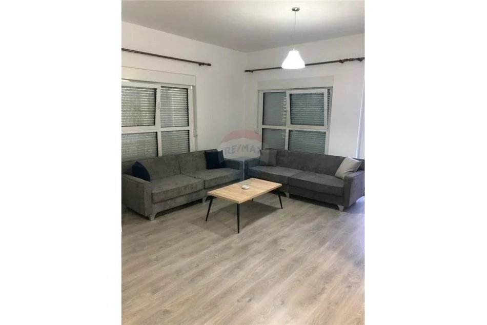 Tirane, jepet me qera apartament 1+1 Kati 3, 90 m² 450 € (Kompleksi Mangalem)