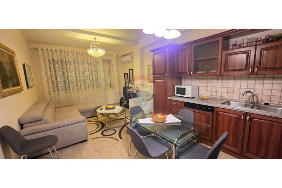 Tirane, jepet me qera apartament 1+1 Kati 5, 67 m² 750 € (Ish Blloku)