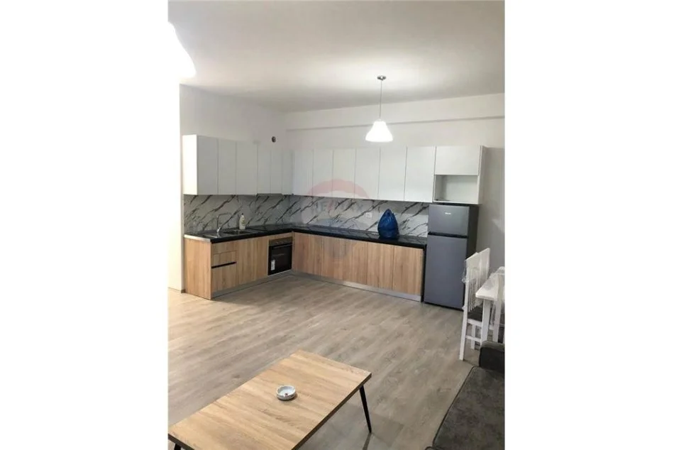 Tirane, jepet me qera apartament 1+1 Kati 3, 90 m² 450 € (Kompleksi Mangalem)