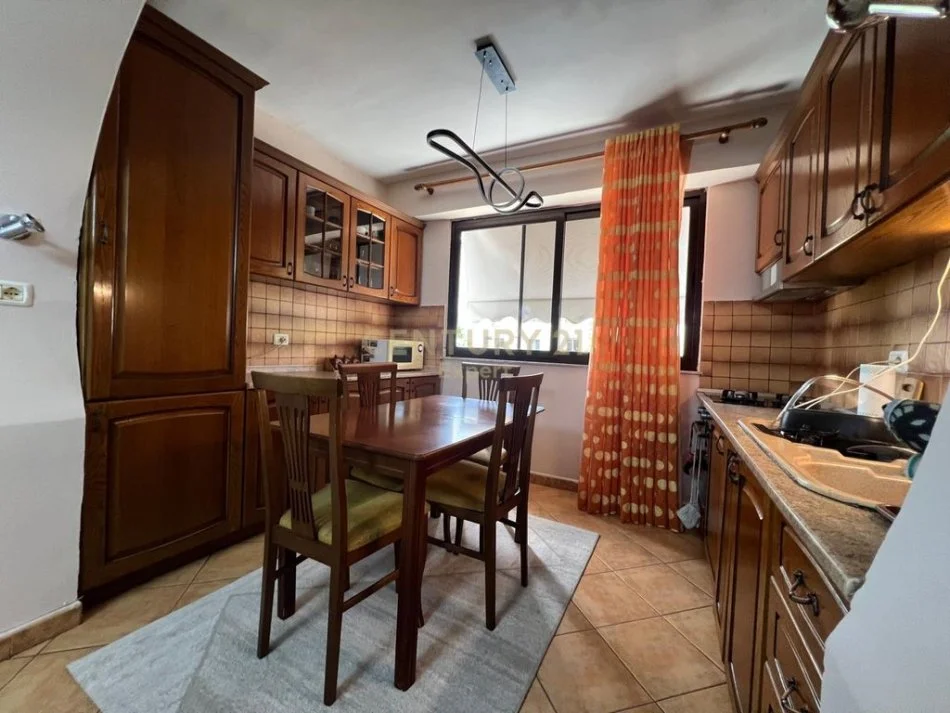 Tirane, jepet me qera apartament 2+1 Kati 3, 75 m² 700 € 