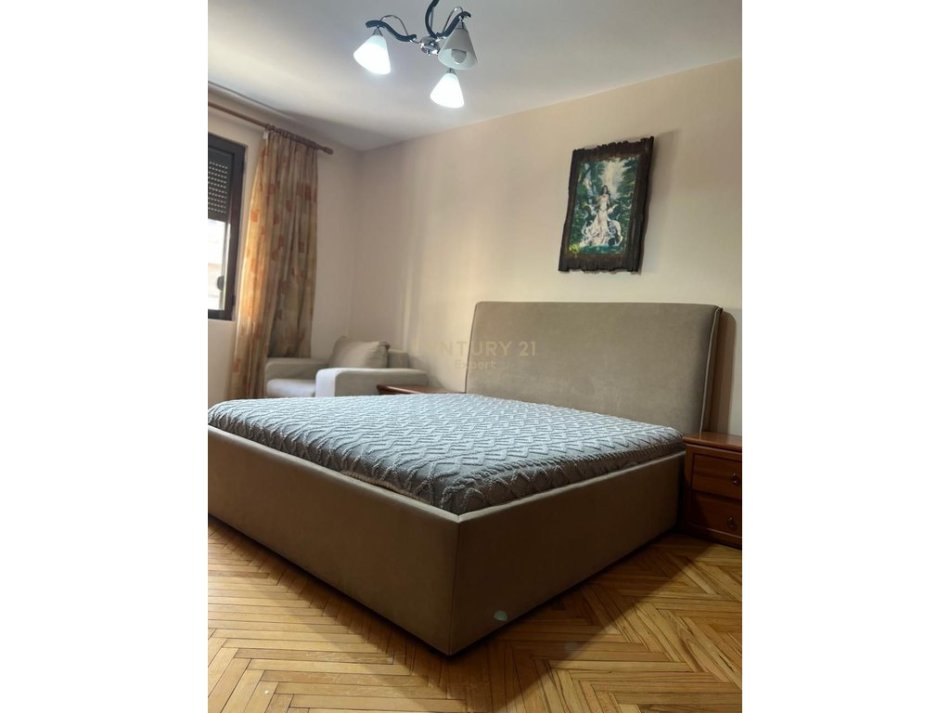 Tirane, jepet me qera apartament 2+1 Kati 3, 75 m² 700 € 
