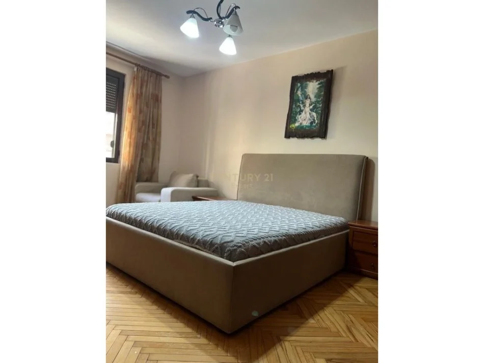 Tirane, jepet me qera apartament 2+1 Kati 3, 75 m² 700 € 