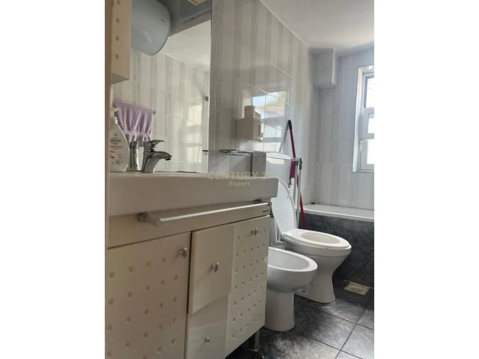 Tirane, jepet me qera apartament 2+1 Kati 3, 75 m² 700 € 