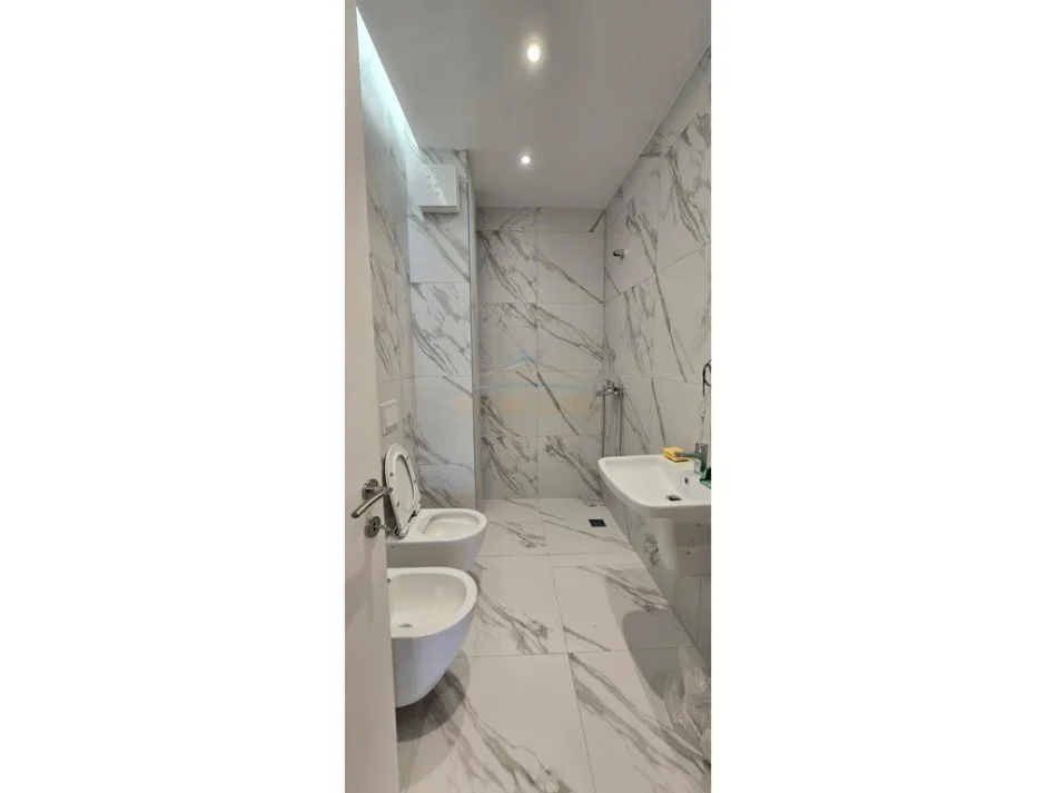 Tirane, jepet me qera zyre Kati 3, 96 m² 1.300 €