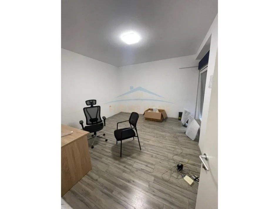 Tirane, jepet me qera Kati 2, 214 m²