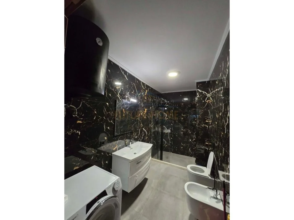 Tirane, jepet me qera apartament Kati 9, 124 m² 700 € 