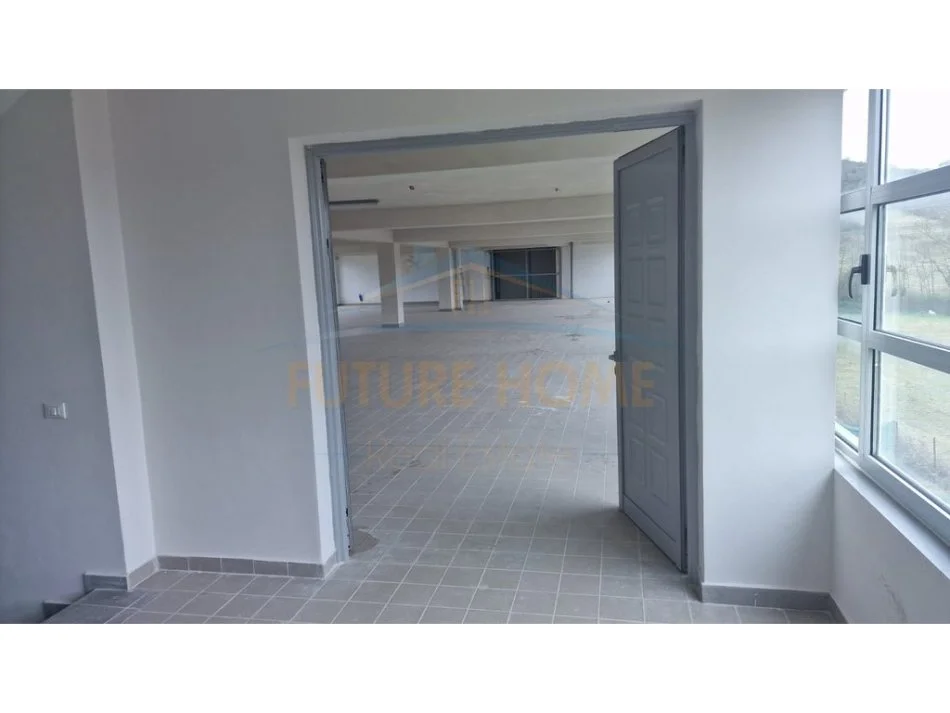 Tirane, jepet me qera Kati 0, 720 m² 2.200 €