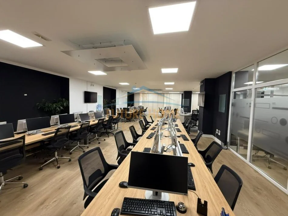 Tirane, jepet me qera zyre Kati 1, 528 m² 11.500 €