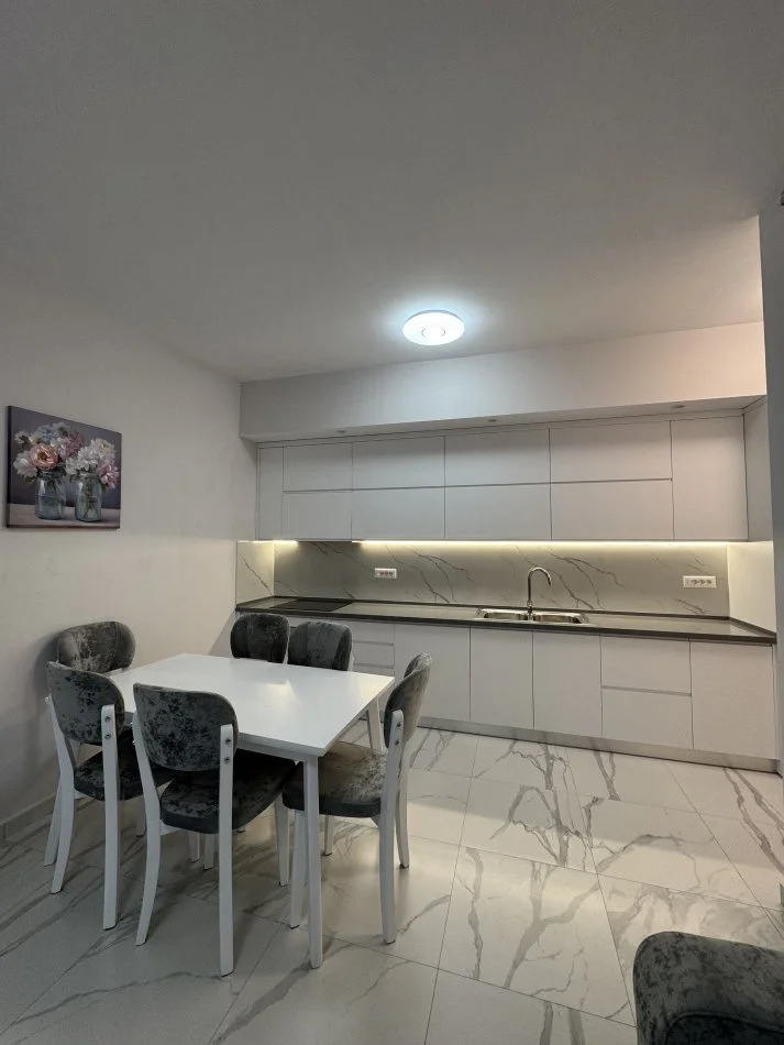 Tirane, jepet me qera apartament 2+1+Ballkon Kati 7, 105 m² 850 € (Fusha e aviacionit tek spari 2+1+parkim)
