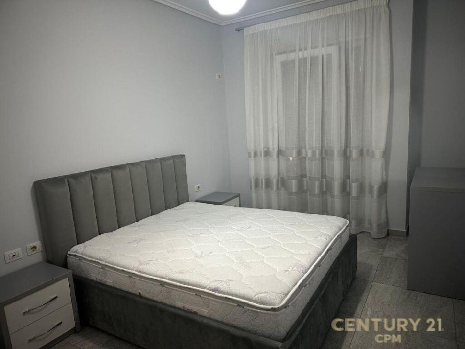 Tirane, jap me qera apartament 2+1 Kati 5, 99 m² 700 € (Komuna e Parisit)