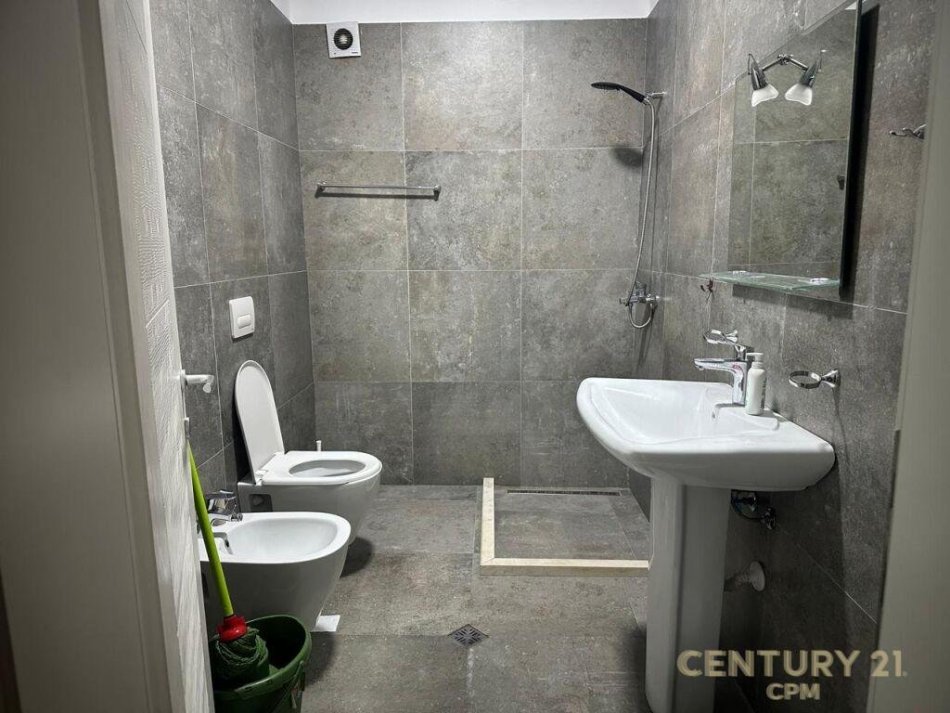 Tirane, jap me qera apartament 2+1 Kati 5, 99 m² 700 € (Komuna e Parisit)