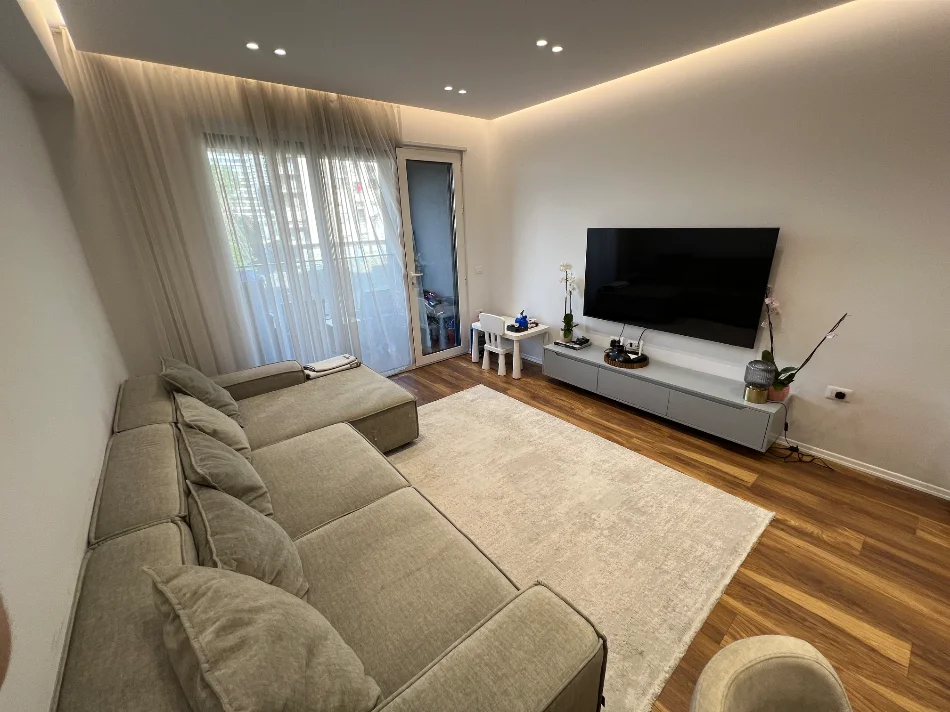 Tirane, jepet me qera apartament 2+1+Ballkon Kati 3, 128 m² 1.200 € (Parku Olimpik)
