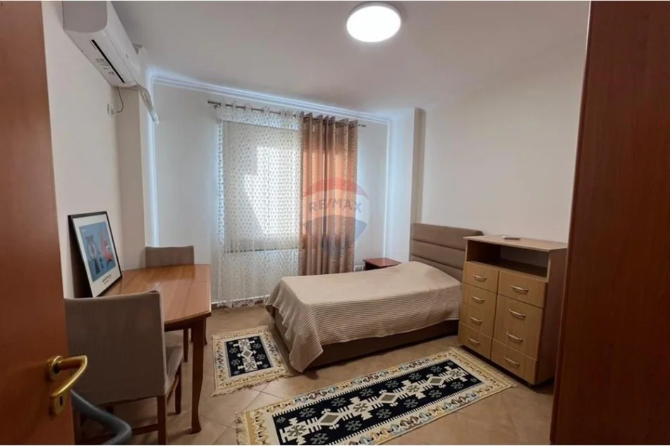 Tirane, jepet me qera 2+1 , 110 m² 800 € (Rruga e Kavajes)