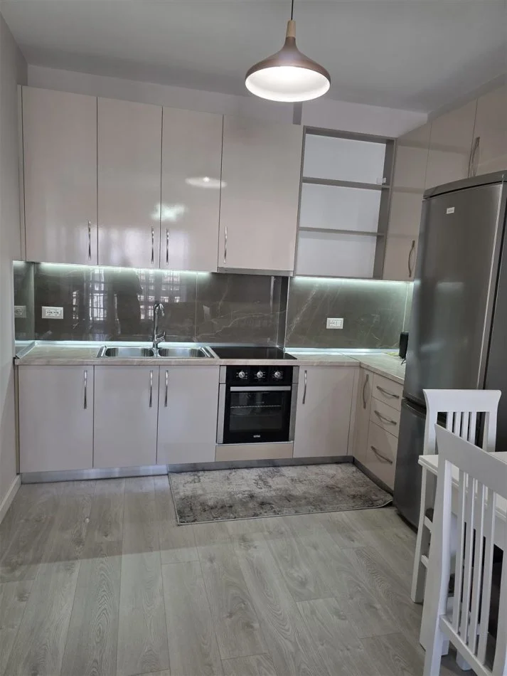Tirane, jepet me qera apartament 1+1+Ballkon Kati 6, 60 m² 450 € (Big Pjata , Astir)