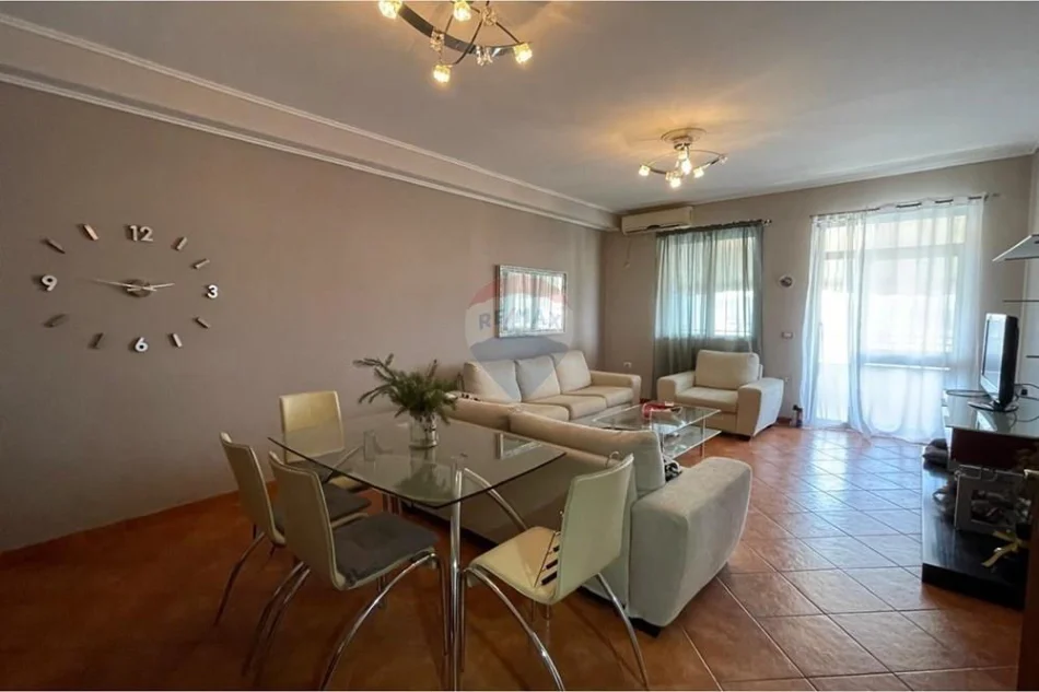 Tirane, jepet me qera 1+1 , 86 m² 500 € (Ish Tregu Elektrik)