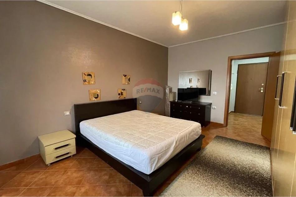 Tirane, jepet me qera 1+1 , 86 m² 500 € (Ish Tregu Elektrik)