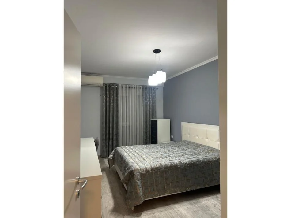 Tirane, jepet me qera apartament 2+1 Kati 3, 120 m² 800 € 