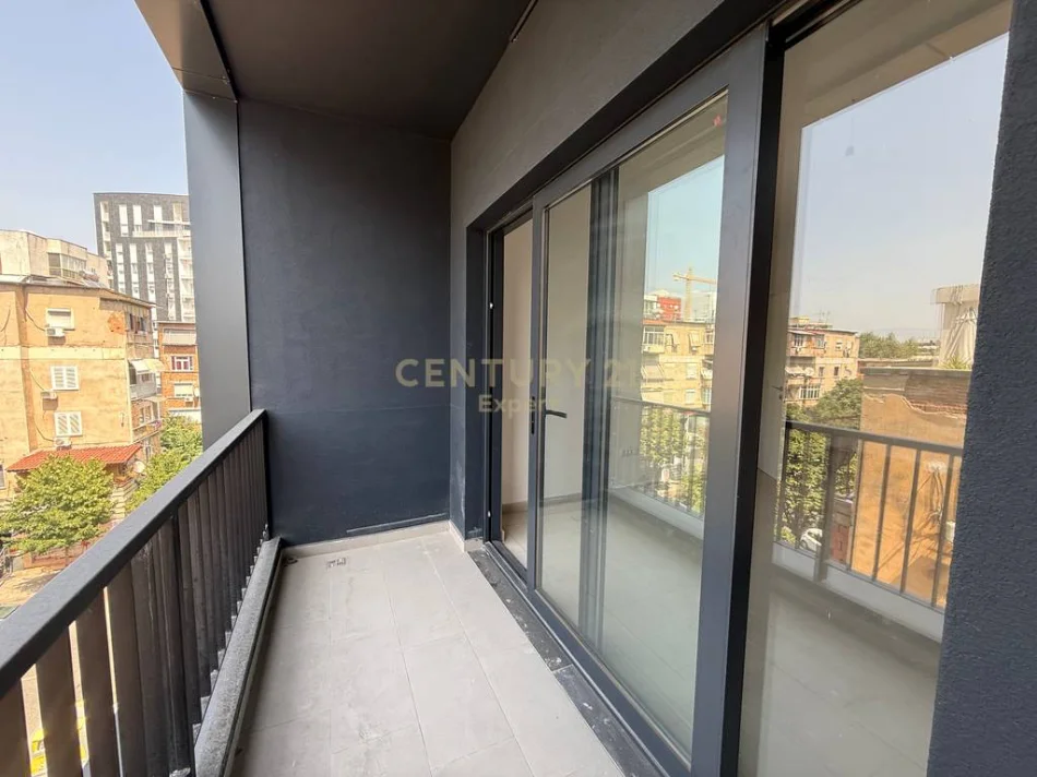 Tirane, jepet me qera zyre Kati 6, 86 m² 750 € (rruga e Barrikadave)