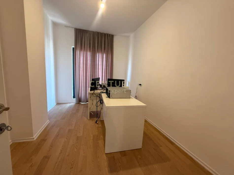 Tirane, jepet me qera zyre Kati 6, 86 m² 750 € (rruga e Barrikadave)