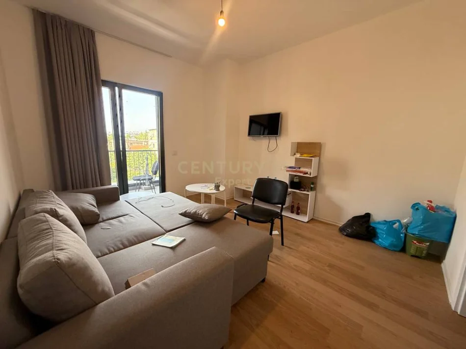 Tirane, jepet me qera zyre Kati 6, 86 m² 750 € (rruga e Barrikadave)