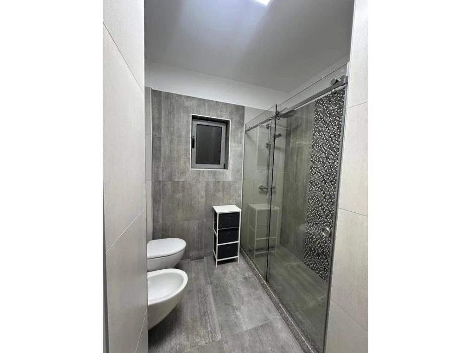 Tirane, jepet me qera apartament 2+1 Kati 3, 120 m² 800 € 