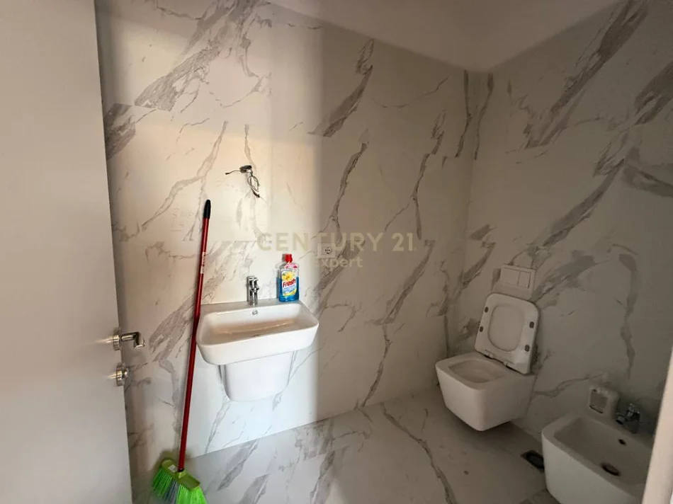 Tirane, jepet me qera zyre Kati 6, 86 m² 750 € (rruga e Barrikadave)