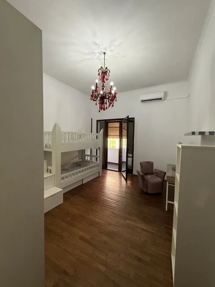 Tirane, jepet me qera apartament 2+1+Aneks+2Tualete+Verandë  Kati 3, 120 m² 900 € (Qender)