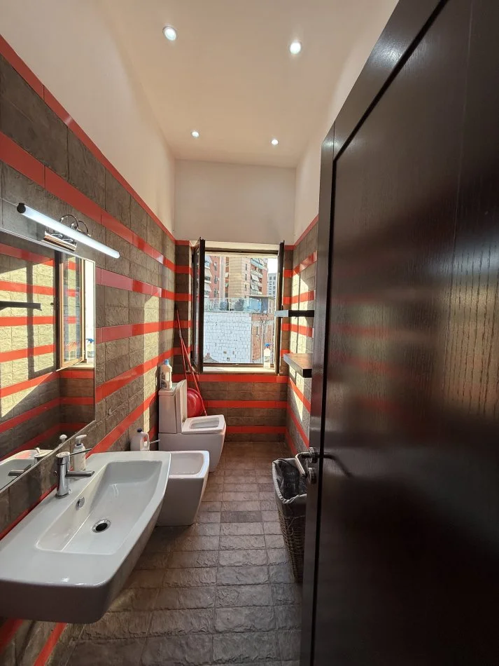 Tirane, jepet me qera apartament 2+1+Aneks+2Tualete+Verandë  Kati 3, 120 m² 900 € (Qender)