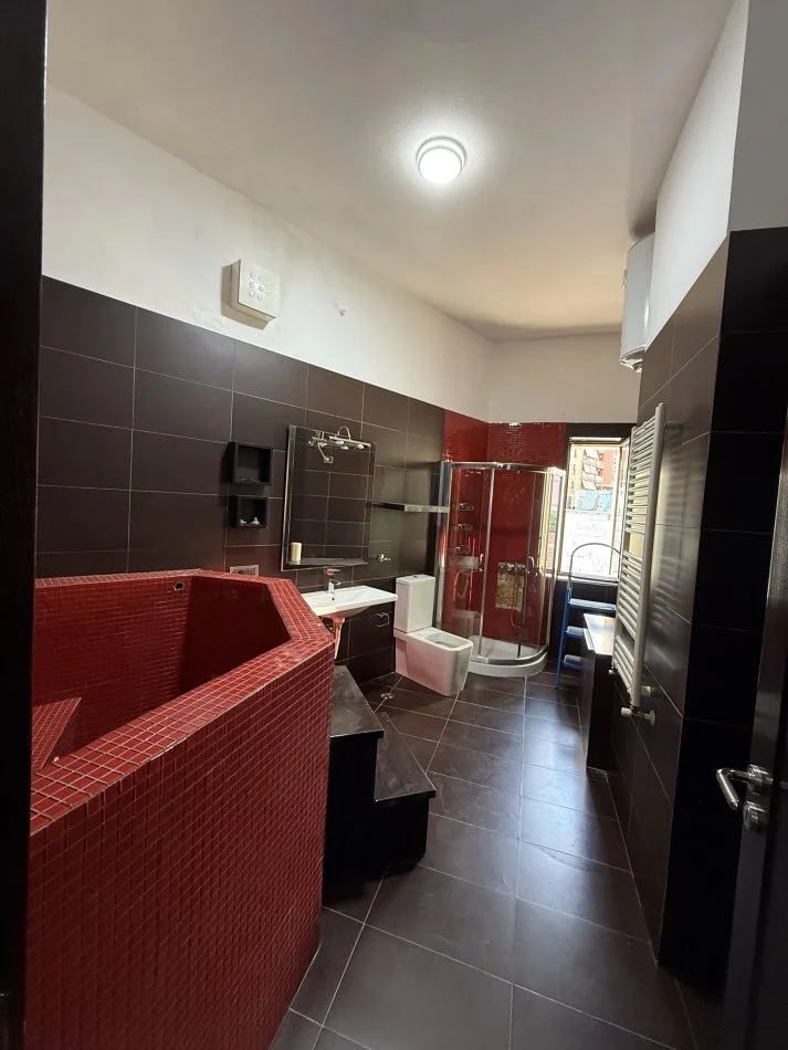 Tirane, jepet me qera apartament 2+1+Aneks+2Tualete+Verandë  Kati 3, 120 m² 900 € (Qender)