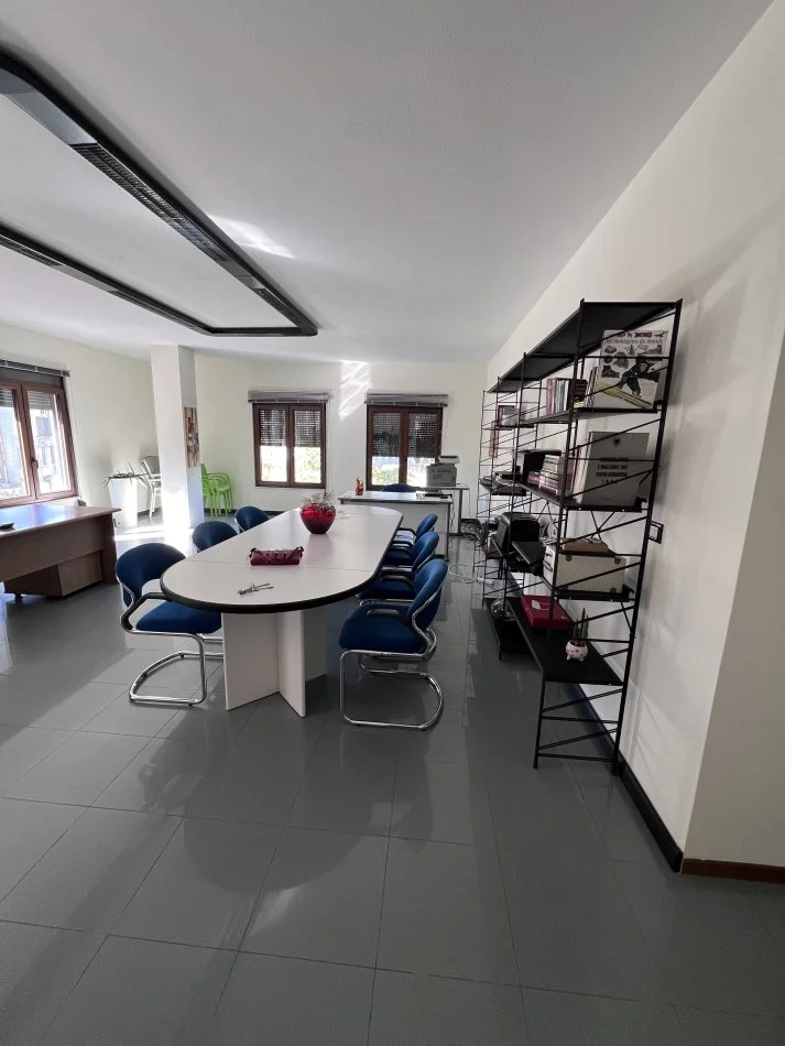 Tirane, jepet me qera zyre Kati 2, 99 m² 800 € (Rruga e Elbasanit)