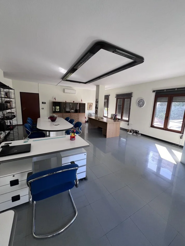 Tirane, jepet me qera zyre Kati 2, 99 m² 800 € (Rruga e Elbasanit)