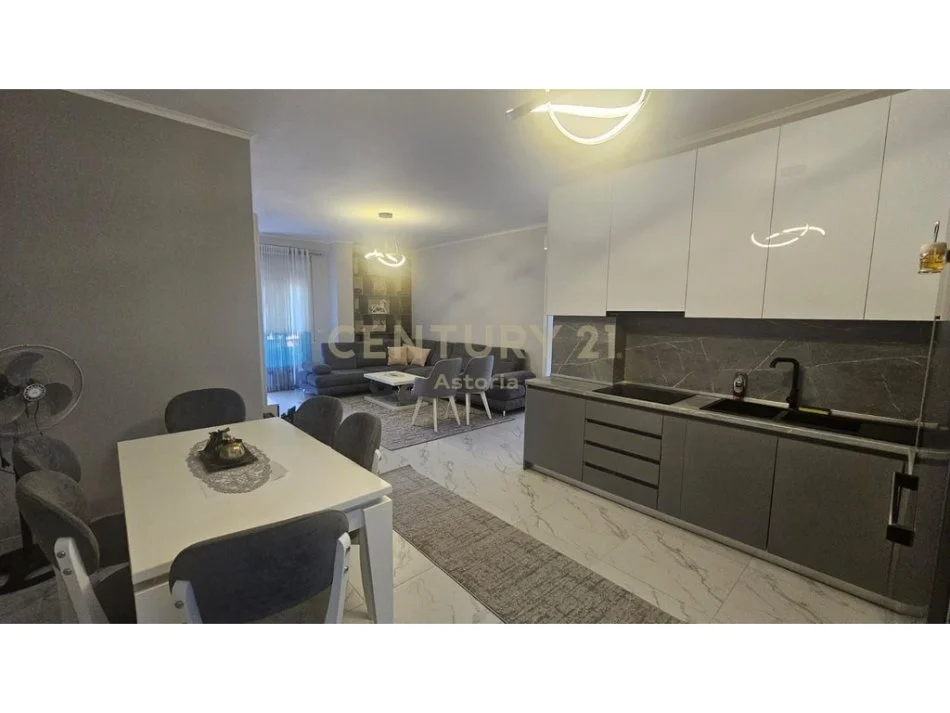 Tirane, jepet me qera apartament 2+1 Kati 2, 116 m² 500 € 